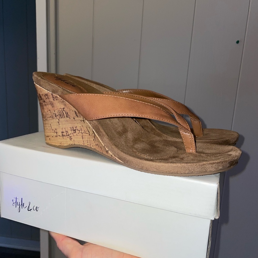 Women’s size 12 • 3-1/4" heel, 1/2" platform very comfy just didn’t fit me.